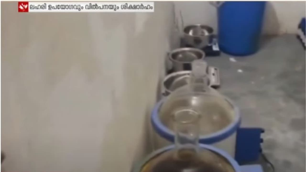 വാടക വീട്ടിലേക്ക് ദുരൂഹ ലഗേജ് നീക്കം, വീട്ടിലെ റെയ്ഡിൽ കണ്ടെത്തിയത് മെത്ത് ലാബ്, 150 കോടിയുടെ എംഡിഎംഎ പിടികൂടി വാടക വീട്ടിലേക്ക് ദുരൂഹ ലഗേജ് നീക്കം, വീട്ടിലെ റെയ്ഡിൽ കണ്ടെത്തിയത് മെത്ത് ലാബ്, 150 കോടിയുടെ എംഡിഎംഎ പിടികൂടി