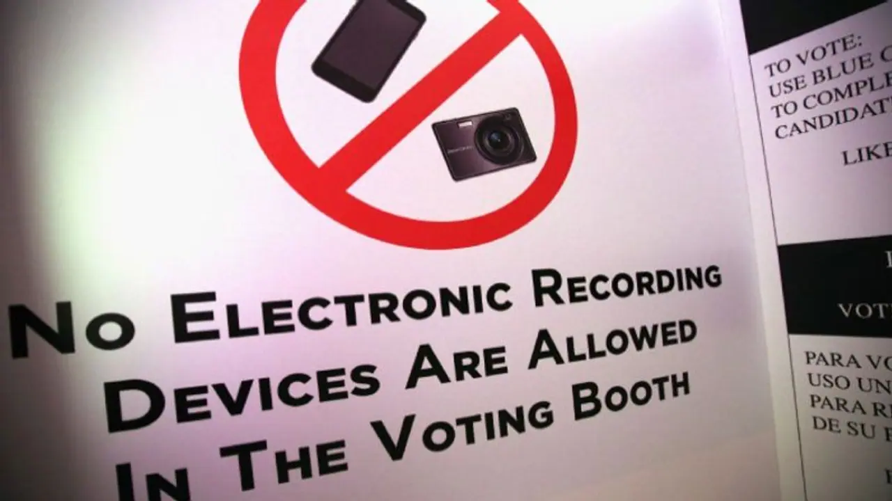 நாடாளுமன்ற தேர்தல்.. சென்னையில் சூடுபிடிக்கும் வாக்குப்பதிவு.. செல்போனுடன் வருபவர்களுக்கு அனுமதி மறுப்பு! நாடாளுமன்ற தேர்தல்.. சென்னையில் சூடுபிடிக்கும் வாக்குப்பதிவு.. செல்போனுடன் வருபவர்களுக்கு அனுமதி மறுப்பு!