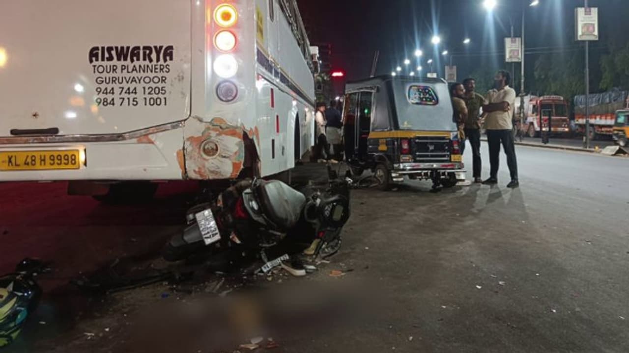 നിര്ത്തിയിട്ട ടൂറിസ്റ്റ് ബസിന് പിറകിലേക്ക് സ്കൂട്ടര് ഇടിച്ചുകയറി; യുവാവിന് ദാരുണാന്ത്യം നിര്ത്തിയിട്ട ടൂറിസ്റ്റ് ബസിന് പിറകിലേക്ക് സ്കൂട്ടര് ഇടിച്ചുകയറി; യുവാവിന് ദാരുണാന്ത്യം
