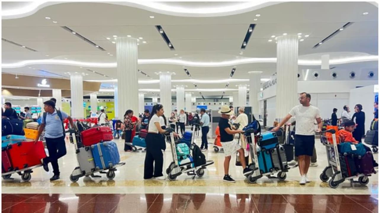 അസാധാരണമായ തിരക്ക്, യാത്രക്കാർക്കായി പുതിയ ആപ്പ്; അതിവേഗ ക്ലിയറൻസ് സാധ്യമാക്കാൻ സജ്ജമായി ദുബൈ എയർപോർട്ട് അസാധാരണമായ തിരക്ക്, യാത്രക്കാർക്കായി പുതിയ ആപ്പ്; അതിവേഗ ക്ലിയറൻസ് സാധ്യമാക്കാൻ സജ്ജമായി ദുബൈ എയർപോർട്ട്