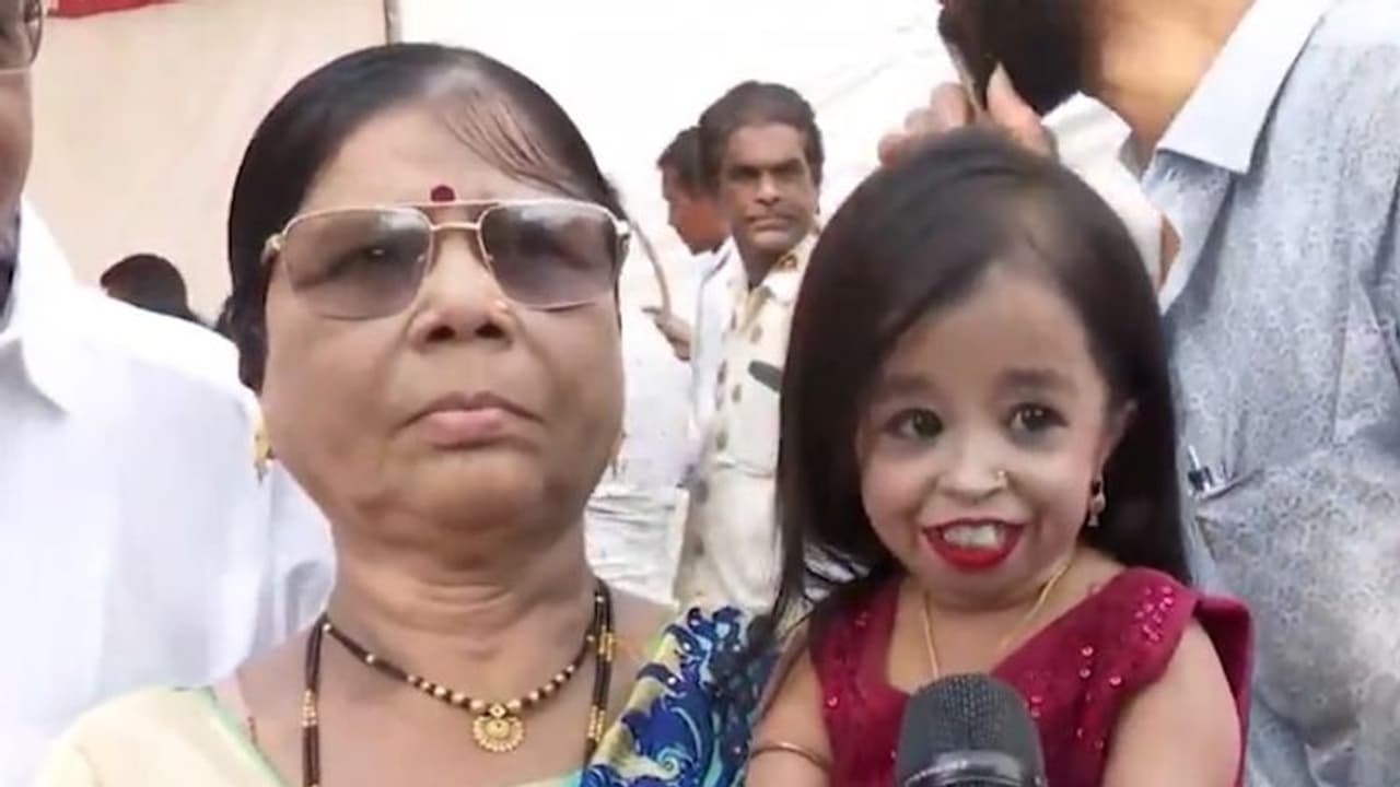 Lok Sabha Elections 2024: Jyoti Amge, world's shortest woman, casts her vote in Nagpur (WATCH) Lok Sabha Elections 2024: Jyoti Amge, world's shortest woman, casts her vote in Nagpur (WATCH)