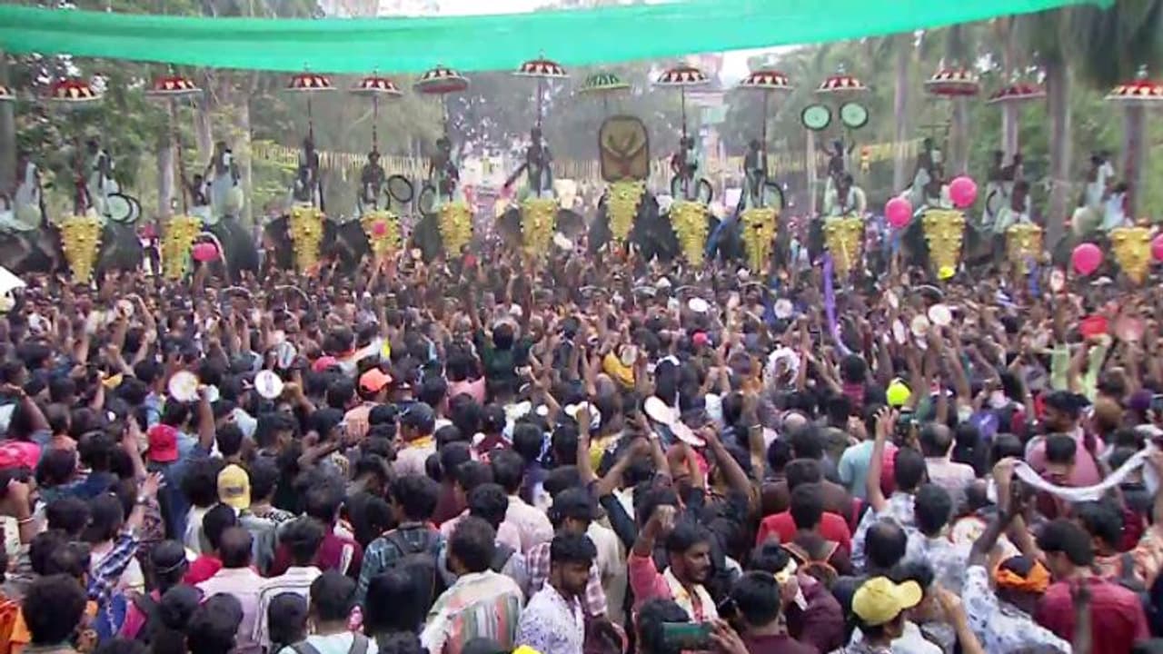 പൂരാവേശത്തിനിടെ ആ സസ്പെന്സ് പുറത്ത്! കുടമാറ്റത്തിലെ തിരുവമ്പാടിയുടെ സര്പ്രൈസ് കുട 'ചന്ദ്രയാൻ' പൂരാവേശത്തിനിടെ ആ സസ്പെന്സ് പുറത്ത്! കുടമാറ്റത്തിലെ തിരുവമ്പാടിയുടെ സര്പ്രൈസ് കുട 'ചന്ദ്രയാൻ'