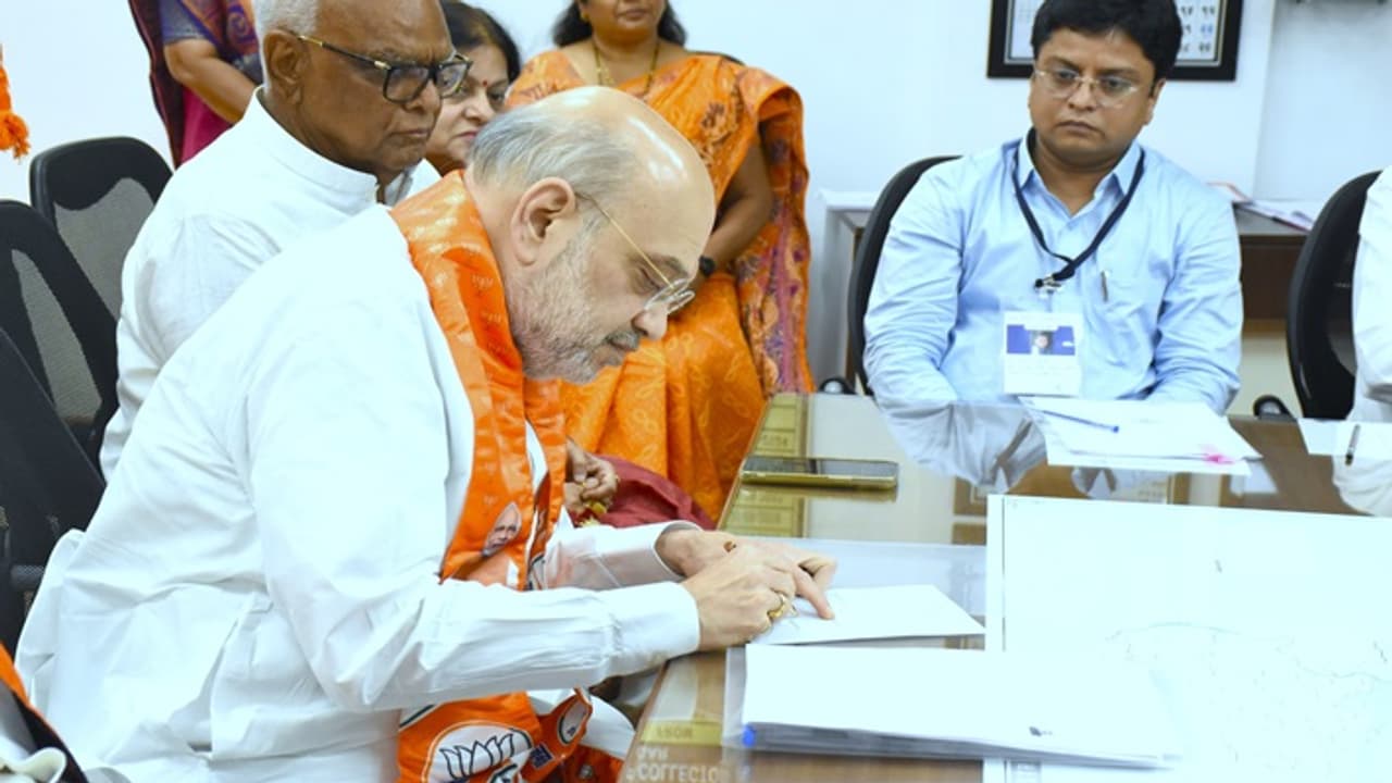 പ്രധാനമന്ത്രി നരേന്ദ്ര മോദി വോട്ടർ, എൽ കെ അദ്വാനിയുടെ പഴയ മണ്ഡലം; അമിത് ഷാ നാമനിർദേശ പത്രിക സമർപ്പിച്ചു