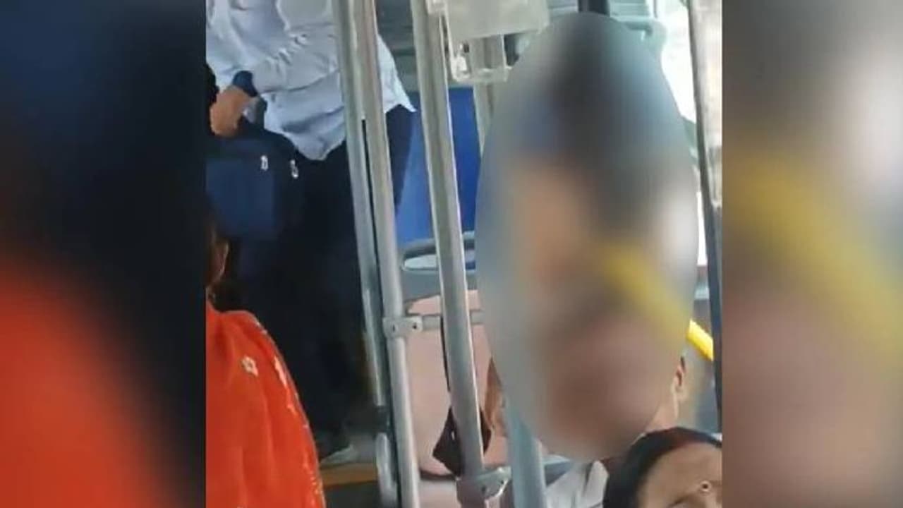 ബസിൽ ബിക്കിനി ധരിച്ചെത്തി യുവതി, സീറ്റിൽ നിന്നും എഴുന്നേറ്റ് മാറി യാത്രക്കാരൻ, വീഡിയോ, വിമർശനം