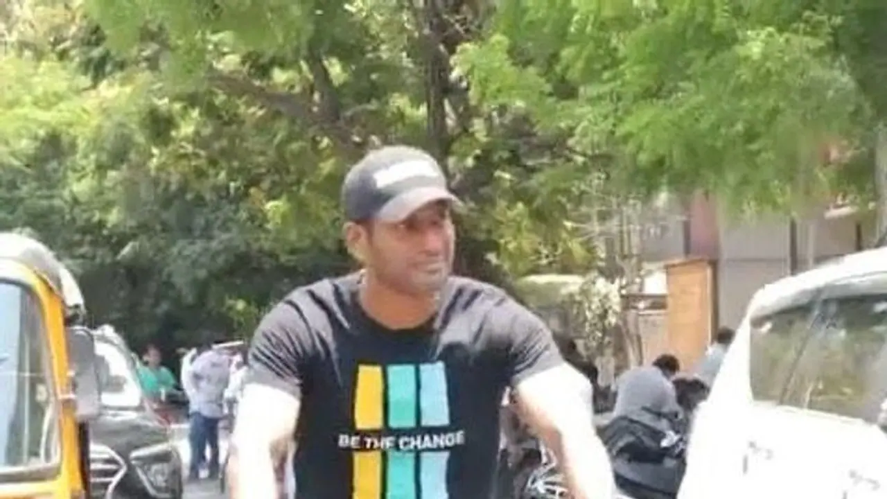 വിജയ് അന്ന് കാണിച്ചത്, ഇന്ന് വിശാലിന് ഷോ; തമിഴകത്ത് ട്രോളും വാഴ്ത്തലും.! വിജയ് അന്ന് കാണിച്ചത്, ഇന്ന് വിശാലിന് ഷോ; തമിഴകത്ത് ട്രോളും വാഴ്ത്തലും.!