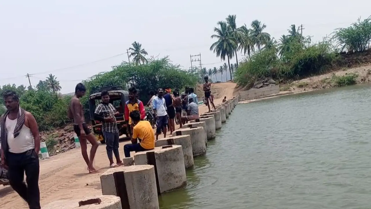 ಬಾಗಲಕೋಟೆ : ನಿರಂತರ ಸೋರಿಕೆಯಿಂದ ವ್ಯರ್ಥವಾಗುತ್ತಿದೆ ಬ್ಯಾರೇಜ್ ನೀರು ಬಾಗಲಕೋಟೆ : ನಿರಂತರ ಸೋರಿಕೆಯಿಂದ ವ್ಯರ್ಥವಾಗುತ್ತಿದೆ ಬ್ಯಾರೇಜ್ ನೀರು