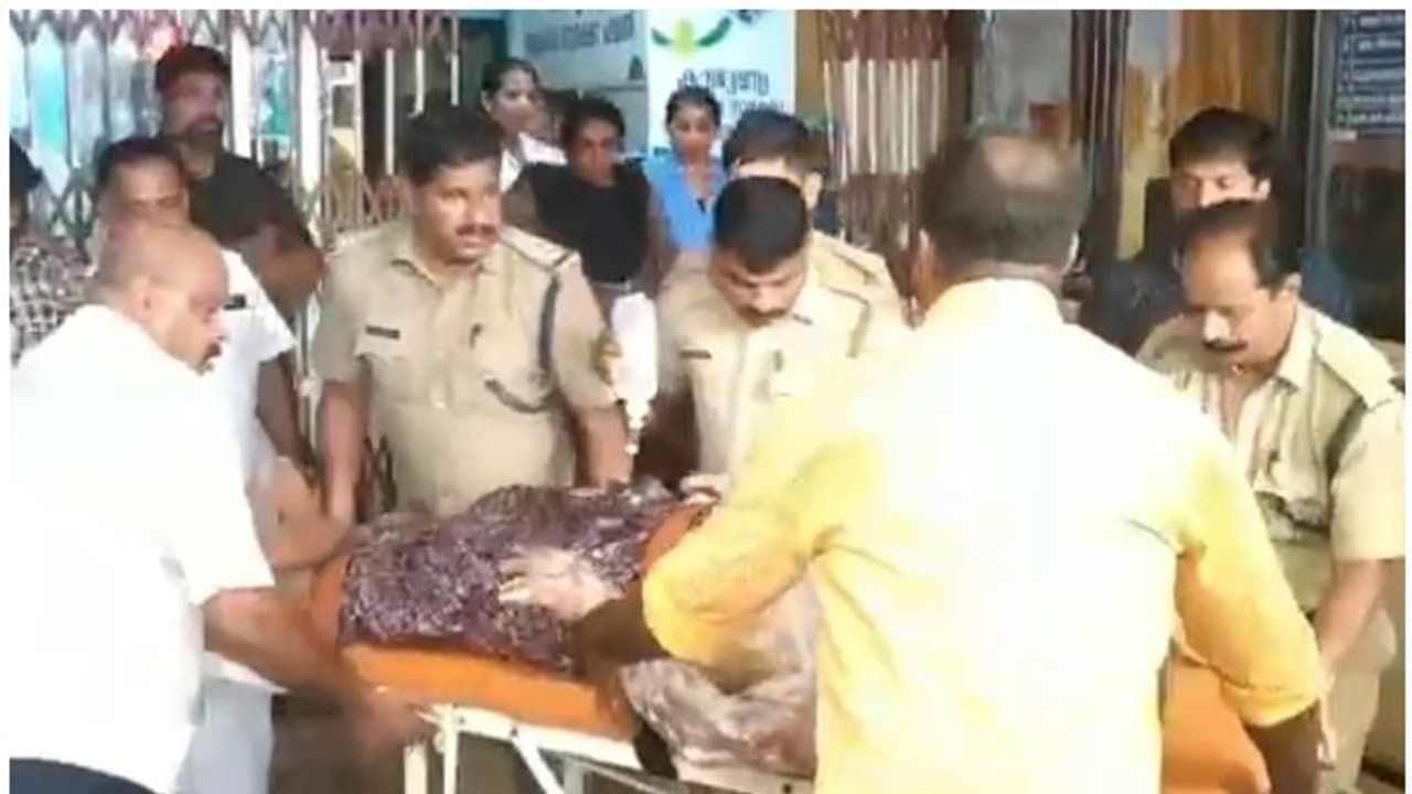 ജപ്തിക്കായി ബാങ്ക് ഉദ്യോഗസ്ഥരെത്തി, സ്വയം തീകൊളുത്തി സ്ത്രീ; രക്ഷിക്കാൻ ശ്രമിച്ച പൊലീസുകാർക്കും പരിക്ക് ജപ്തിക്കായി ബാങ്ക് ഉദ്യോഗസ്ഥരെത്തി, സ്വയം തീകൊളുത്തി സ്ത്രീ; രക്ഷിക്കാൻ ശ്രമിച്ച പൊലീസുകാർക്കും പരിക്ക്