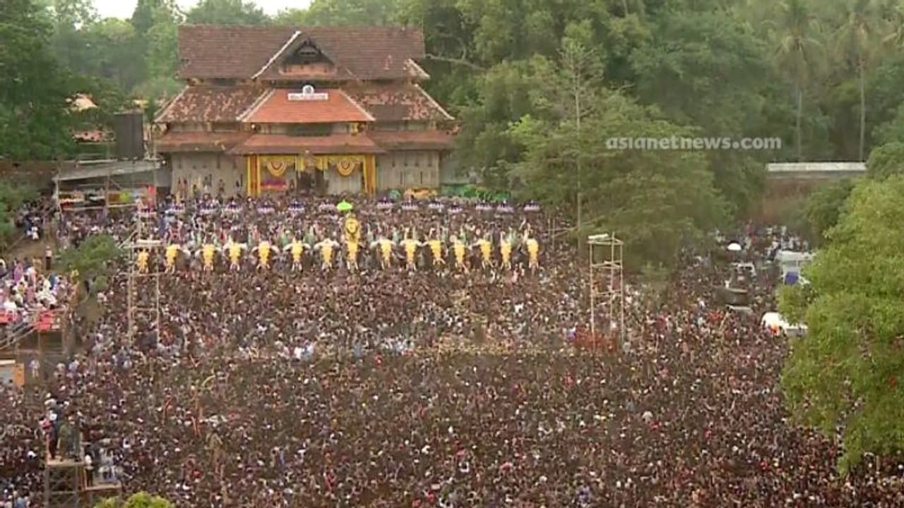 വർണവിസ്മയം തീർത്ത് തൃശ്ശൂര്‍ പൂരം കുടമാറ്റം; ഇലഞ്ഞിത്തറയിൽ കൊട്ടിക്കയറി കിഴക്കൂട്ട് അനിയൻ മാരാരും സംഘവും