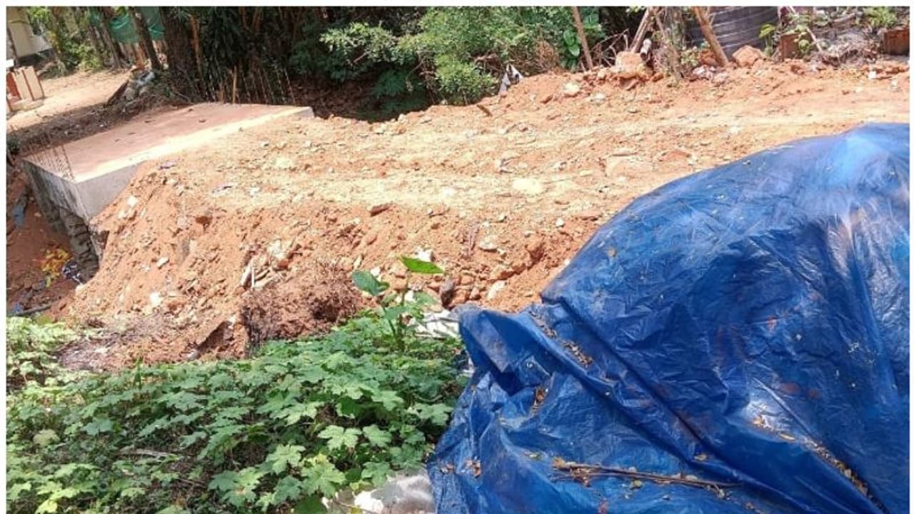 പഴയ വരട്ടാറിൽ വീണ്ടും കയ്യേറ്റം; തോടിന് കുറുകെ വഴിനിർമ്മിക്കാൻ ശ്രമം, സ്റ്റോപ്പ് മെമ്മോ നൽകി പഴയ വരട്ടാറിൽ വീണ്ടും കയ്യേറ്റം; തോടിന് കുറുകെ വഴിനിർമ്മിക്കാൻ ശ്രമം, സ്റ്റോപ്പ് മെമ്മോ നൽകി