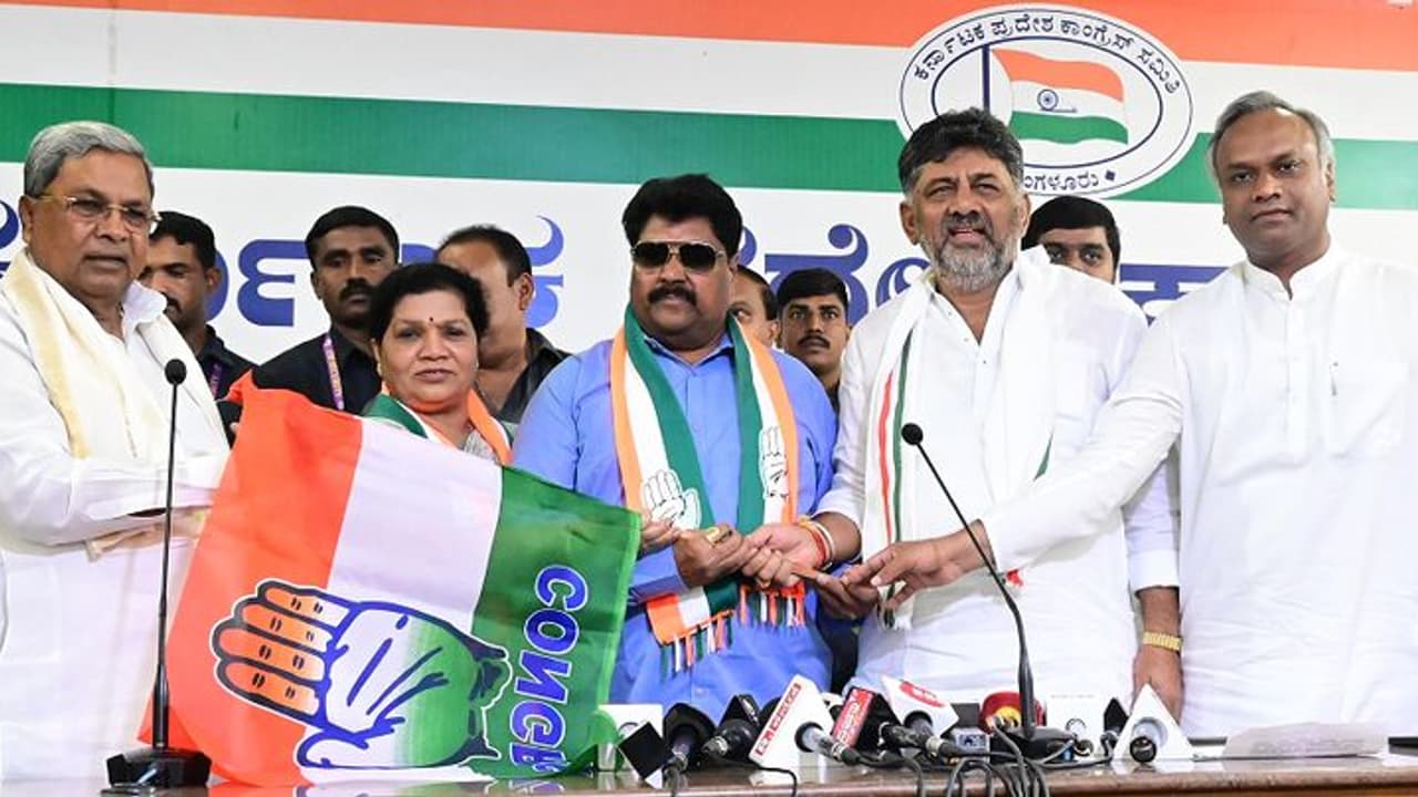 ಕಲಬುರಗಿ ಪ್ರಭಾವಿ ನಾಯಕ ಮಾಲೀಕಯ್ಯ ಗುತ್ತೇದಾರ್, ಶಾರದಾ ಶೆಟ್ಟಿ ಕಾಂಗ್ರೆಸ್ಸಿಗೆ ಸೇರ್ಪಡೆ ಕಲಬುರಗಿ ಪ್ರಭಾವಿ ನಾಯಕ ಮಾಲೀಕಯ್ಯ ಗುತ್ತೇದಾರ್, ಶಾರದಾ ಶೆಟ್ಟಿ ಕಾಂಗ್ರೆಸ್ಸಿಗೆ ಸೇರ್ಪಡೆ