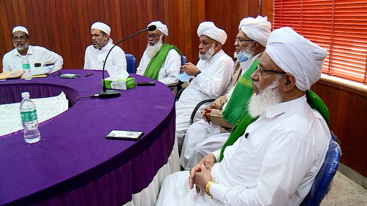 തെരഞ്ഞെടുപ്പ് ദിവസം ജുമുഅ നമസ്കാരത്തിന് പ്രത്യേക ക്രമീകരണമൊരുക്കാൻ സമസ്ത; അടുത്തടുത്ത പള്ളികളിൽ സമയം മാറ്റും തെരഞ്ഞെടുപ്പ് ദിവസം ജുമുഅ നമസ്കാരത്തിന് പ്രത്യേക ക്രമീകരണമൊരുക്കാൻ സമസ്ത; അടുത്തടുത്ത പള്ളികളിൽ സമയം മാറ്റും