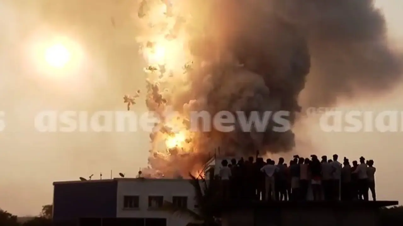 Thrissur Pooram: Paramekkavu, Thiruvambady conduct massive fireworks after 4 hour delay [WATCH]