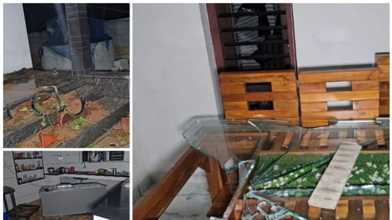 താമരശ്ശേരിയില് അക്രമത്തിന് നേതൃത്വം നല്കിയ ലഹരി മാഫിയാ സംഘാംഗത്തിന്റെ വീട് അജ്ഞാതര് തകര്ത്തു താമരശ്ശേരിയില് അക്രമത്തിന് നേതൃത്വം നല്കിയ ലഹരി മാഫിയാ സംഘാംഗത്തിന്റെ വീട് അജ്ഞാതര് തകര്ത്തു