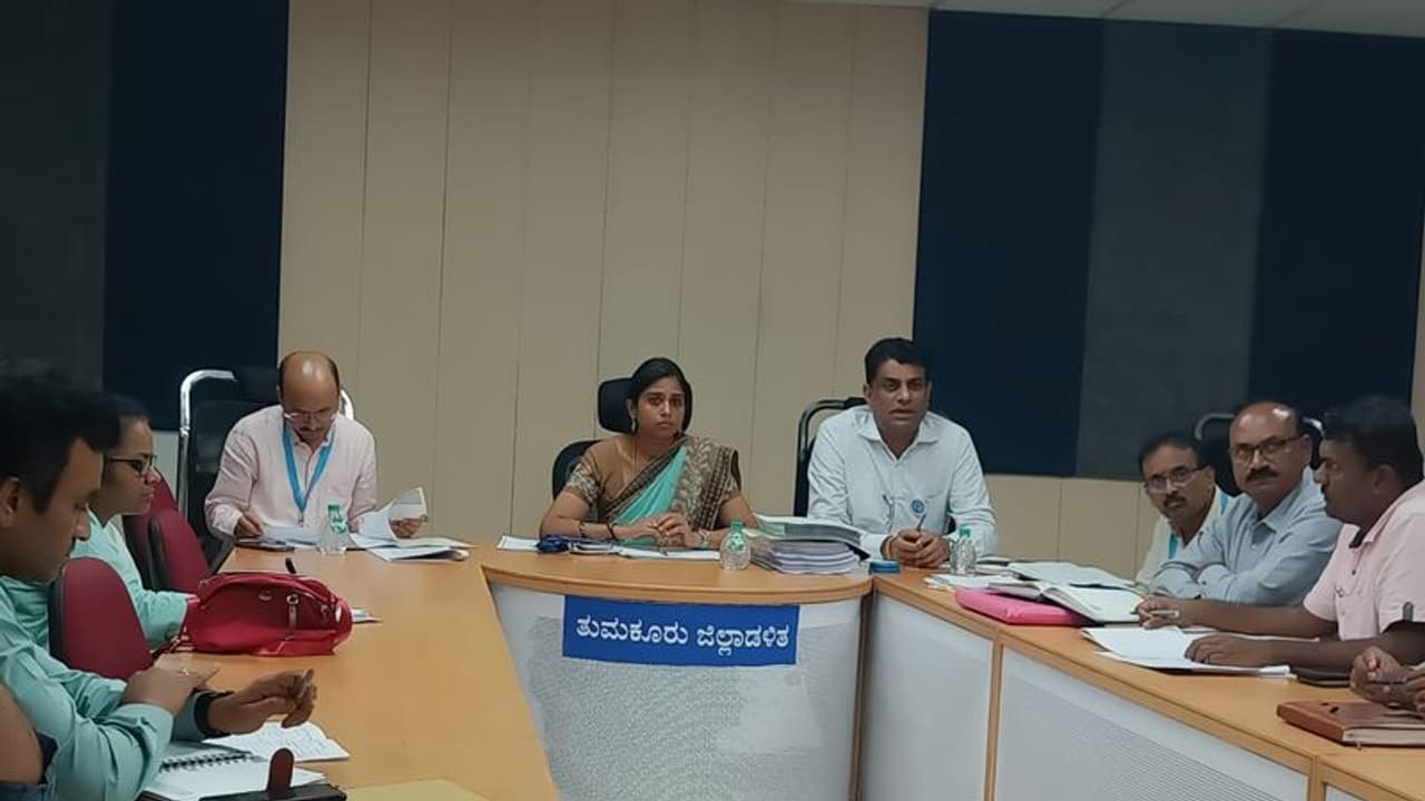 ತುಮಕೂರು : ಕೊಳವೆಬಾವಿಗಳನ್ನು ತ್ವರಿತ ವಿದ್ಯುದ್ದೀಕರಣಗೊಳಿಸಲು ಡಿಸಿ ಸೂಚನೆ ತುಮಕೂರು : ಕೊಳವೆಬಾವಿಗಳನ್ನು ತ್ವರಿತ ವಿದ್ಯುದ್ದೀಕರಣಗೊಳಿಸಲು ಡಿಸಿ ಸೂಚನೆ