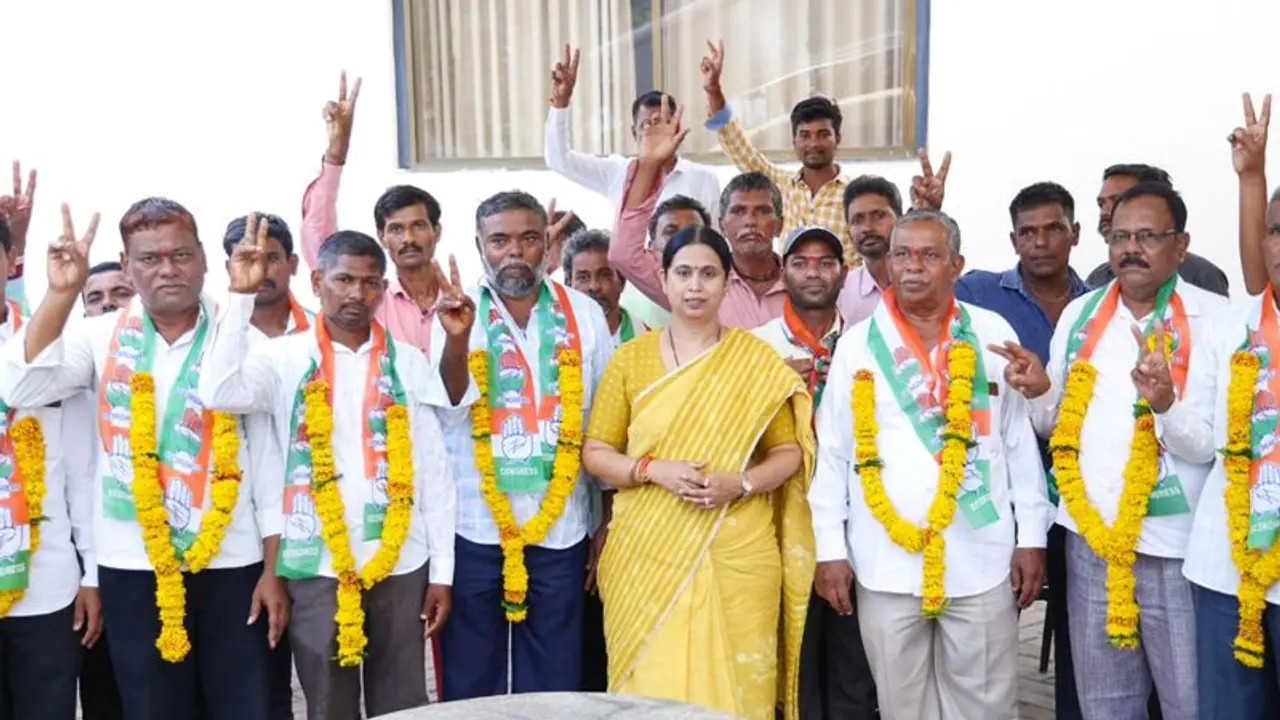 ಲಕ್ಷ್ಮೀ ಹೆಬ್ಬಾಳಕರ್ ನೇತೃತ್ವದಲ್ಲಿ 35 ಮಂದಿ ಬಿಜೆಪಿ ತೊರೆದು ಕಾಂಗ್ರೆಸ್ ಗೆ ಲಕ್ಷ್ಮೀ ಹೆಬ್ಬಾಳಕರ್ ನೇತೃತ್ವದಲ್ಲಿ 35 ಮಂದಿ ಬಿಜೆಪಿ ತೊರೆದು ಕಾಂಗ್ರೆಸ್ ಗೆ