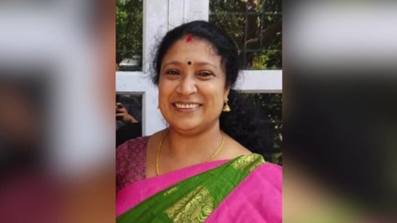 ഇടുക്കിയില് വീടിന്റെ ജപ്തിക്കിടെ പെട്രോളൊഴിച്ച് തീ കൊളുത്തിയ വീട്ടമ്മ മരിച്ചു ഇടുക്കിയില് വീടിന്റെ ജപ്തിക്കിടെ പെട്രോളൊഴിച്ച് തീ കൊളുത്തിയ വീട്ടമ്മ മരിച്ചു