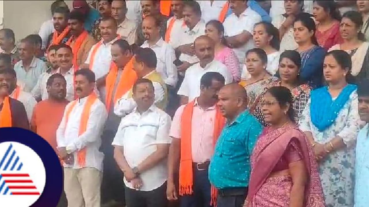 ನಿನ್ನೆ ಒಂದೇ ದಿನ ಅಲ್ಪಸಂಖ್ಯಾತರಿಂದ ರಾಜ್ಯದ ಏಳು ಕಡೆ ಕೊಲೆ, ಹಲ್ಲೆ ಘಟನೆ: ಕಾಂಗ್ರೆಸ್ ಸರ್ಕಾರದ ವಿರುದ್ಧ ಬಿಜೆಪಿ ಆಕ್ರೋಶ ನಿನ್ನೆ ಒಂದೇ ದಿನ ಅಲ್ಪಸಂಖ್ಯಾತರಿಂದ ರಾಜ್ಯದ ಏಳು ಕಡೆ ಕೊಲೆ, ಹಲ್ಲೆ ಘಟನೆ: ಕಾಂಗ್ರೆಸ್ ಸರ್ಕಾರದ ವಿರುದ್ಧ ಬಿಜೆಪಿ ಆಕ್ರೋಶ