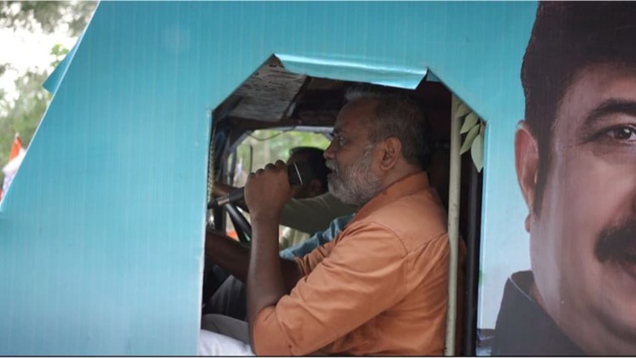 'കടന്നുവരുന്നൂ, ജനനായകൻ കടന്നു വരുന്നൂ...'; പരിചയമുള്ള ശബ്ദം, നോക്കിയപ്പോൾ മൈക്കുമായി ജീപ്പിൽ മന്ത്രി