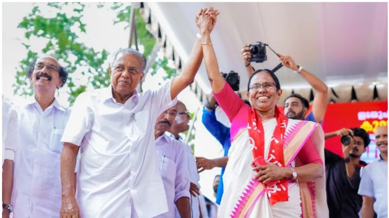 'വടകര ശൈലജ ടീച്ചർക്കുള്ളത്, മഹാമാരിയെ നേരിട്ട കേരളത്തിന്റെ അതിജീവനശക്തിയുടെ മുഖം'; വോട്ട് തേടി മുഖ്യമന്ത്രി 'വടകര ശൈലജ ടീച്ചർക്കുള്ളത്, മഹാമാരിയെ നേരിട്ട കേരളത്തിന്റെ അതിജീവനശക്തിയുടെ മുഖം'; വോട്ട് തേടി മുഖ്യമന്ത്രി