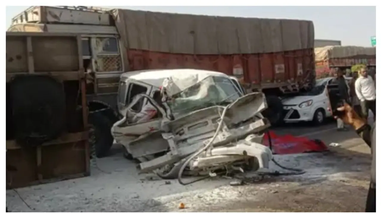 വിവാഹസംഘം സഞ്ചരിച്ച വാനിൽ അമിതവേഗതയിലെത്തിയ ട്രക്ക് ഇടിച്ചുകയറി, 9 മരണം വിവാഹസംഘം സഞ്ചരിച്ച വാനിൽ അമിതവേഗതയിലെത്തിയ ട്രക്ക് ഇടിച്ചുകയറി, 9 മരണം