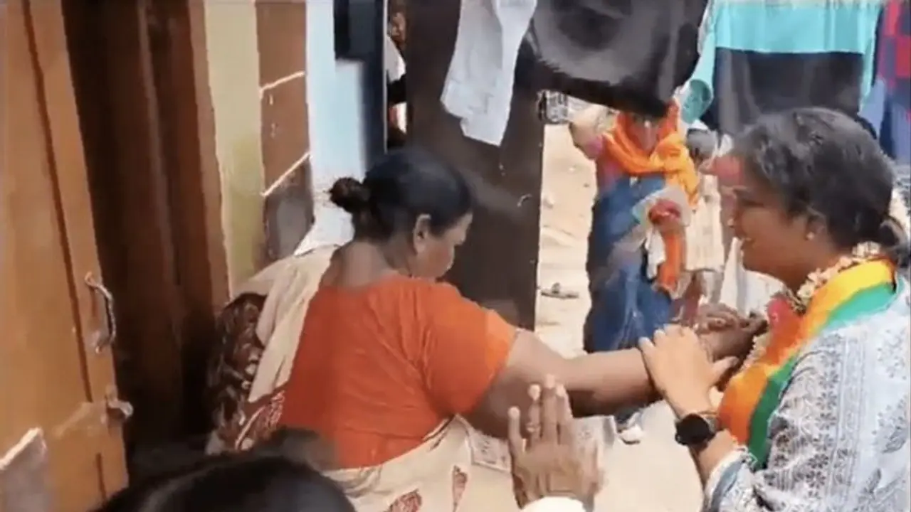 பாஜக வேட்பாளர் மாதவி லதாவை தள்ளி விடும் பெண்: வைரல் வீடியோ! பாஜக வேட்பாளர் மாதவி லதாவை தள்ளி விடும் பெண்: வைரல் வீடியோ!