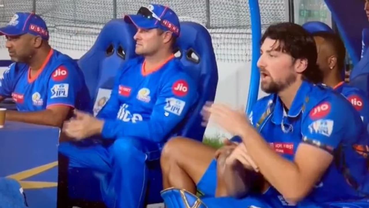 ഡിആര്എസ് എടുക്കാന് ഡഗ് ഔട്ടില് നിന്ന് ഒരു കൈ സഹായം; പൊള്ളാര്ഡും ടിം ഡേവിഡും കുറ്റക്കാര്, പിഴ ശിക്ഷ ഡിആര്എസ് എടുക്കാന് ഡഗ് ഔട്ടില് നിന്ന് ഒരു കൈ സഹായം; പൊള്ളാര്ഡും ടിം ഡേവിഡും കുറ്റക്കാര്, പിഴ ശിക്ഷ