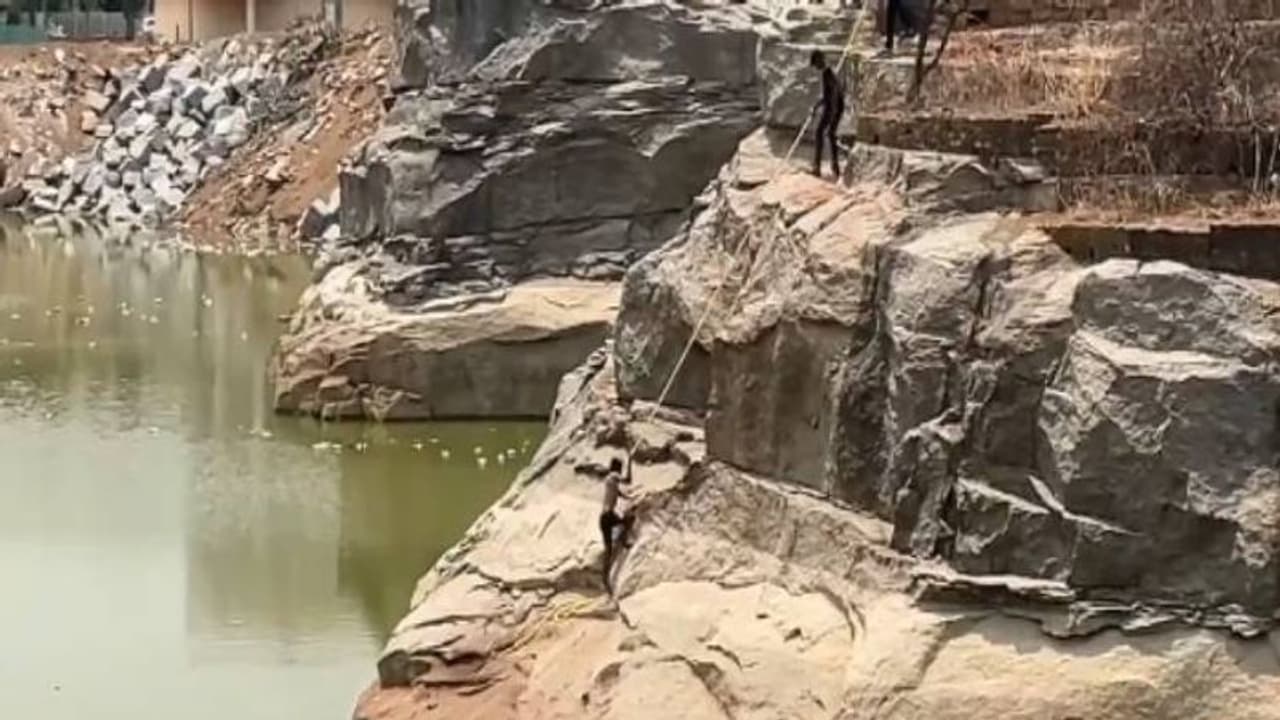 ഭാര്യ തല്ലും, ഉപദ്രവിക്കും, ഡിവോഴ്സ് വേണം; തടാകത്തിൽ ചാടി മരിക്കാനൊരുങ്ങി യുവാവ്, കരയ്ക്ക് കയറ്റി നാട്ടുകാർ ഭാര്യ തല്ലും, ഉപദ്രവിക്കും, ഡിവോഴ്സ് വേണം; തടാകത്തിൽ ചാടി മരിക്കാനൊരുങ്ങി യുവാവ്, കരയ്ക്ക് കയറ്റി നാട്ടുകാർ