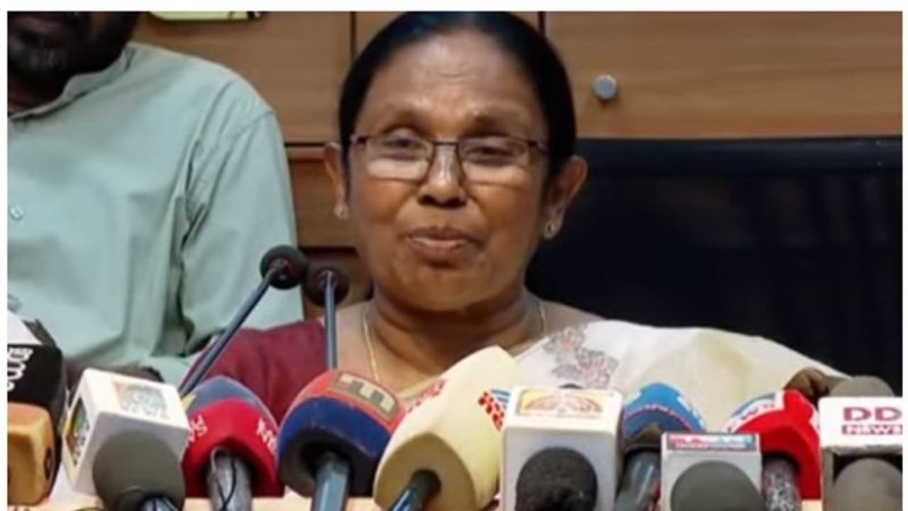 'പറഞ്ഞതൊന്നും മാറ്റിയിട്ടില്ല'; തെരഞ്ഞെടുപ്പിൽ വിലകുറഞ്ഞ പണി എടുക്കേണ്ട കാര്യം തനിക്കില്ലെന്നും കെകെ ശൈലജ 'പറഞ്ഞതൊന്നും മാറ്റിയിട്ടില്ല'; തെരഞ്ഞെടുപ്പിൽ വിലകുറഞ്ഞ പണി എടുക്കേണ്ട കാര്യം തനിക്കില്ലെന്നും കെകെ ശൈലജ