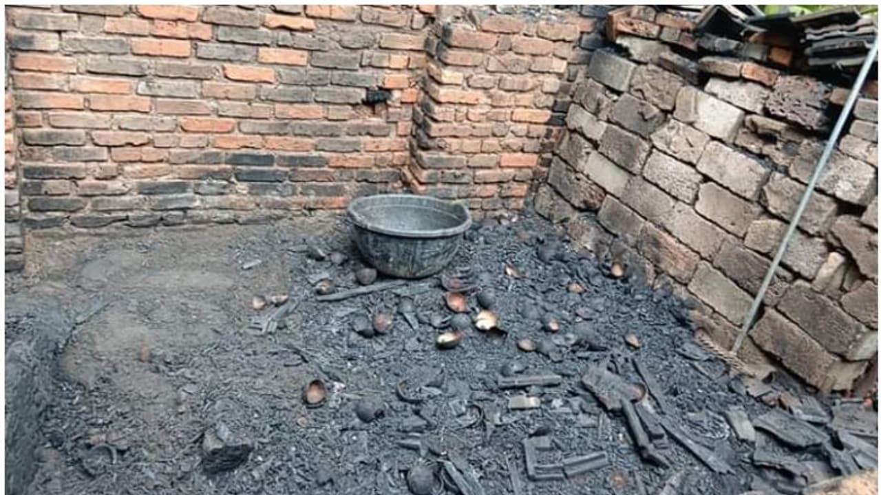 നാളികേരത്തിന് പുകയിട്ടു; കൊപ്രപ്പുര കത്തിനശിച്ചു, ഒന്നര ലക്ഷത്തിന്റെ നാശ നഷ്ടം നാളികേരത്തിന് പുകയിട്ടു; കൊപ്രപ്പുര കത്തിനശിച്ചു, ഒന്നര ലക്ഷത്തിന്റെ നാശ നഷ്ടം