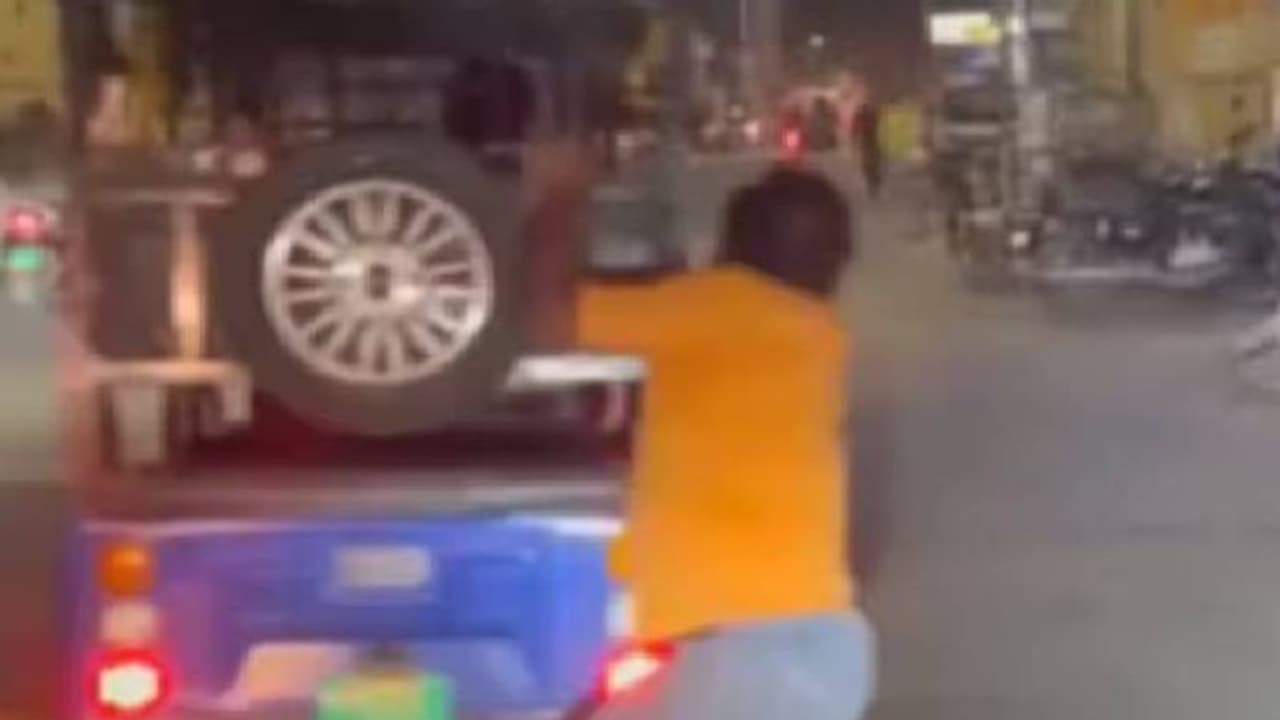 യുവാവിനെ റോഡിലൂടെ വലിച്ചിഴച്ച് ഇ റിക്ഷ ഡ്രൈവർ, ഞെട്ടിക്കുന്ന വീഡിയോ ദൃശ്യങ്ങൾ പുറത്ത്