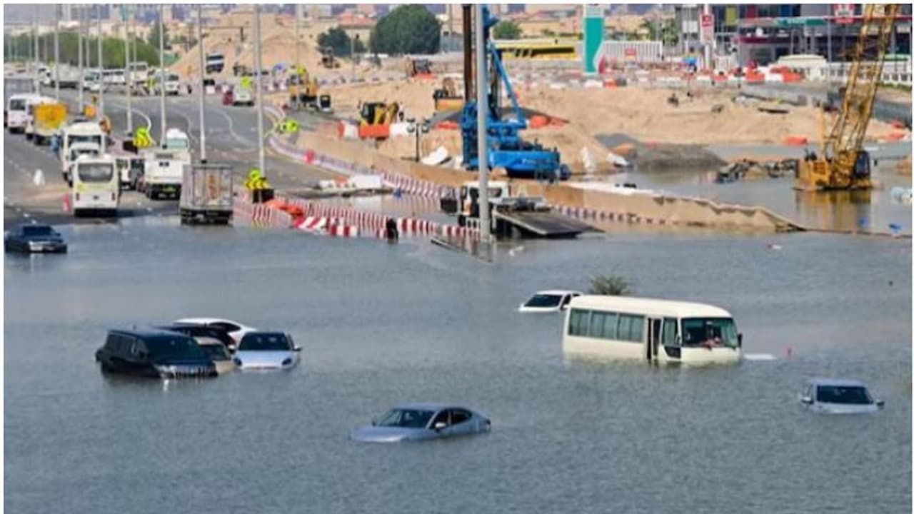 താമസസ്ഥലം, സൗജന്യ അറ്റകുറ്റപ്പണി, ഭക്ഷണം; മഴക്കെടുതിയിൽ നിന്ന് ജനതയെ കരകയറ്റാൻ പദ്ധതികളുമായി ദുബൈ താമസസ്ഥലം, സൗജന്യ അറ്റകുറ്റപ്പണി, ഭക്ഷണം; മഴക്കെടുതിയിൽ നിന്ന് ജനതയെ കരകയറ്റാൻ പദ്ധതികളുമായി ദുബൈ