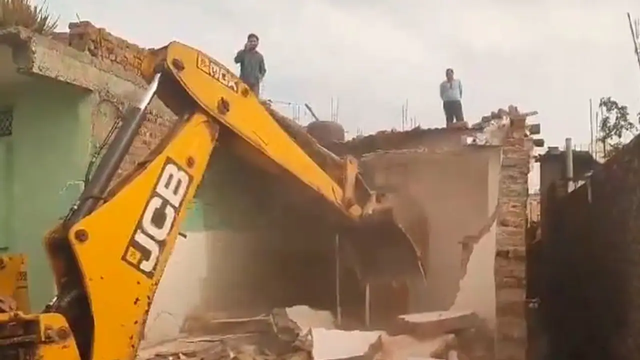 'പ്രതിയാണെന്ന് കരുതി വീട് പൊളിക്കുന്നതെങ്ങനെ?' 'ബുൾഡോസർ രാജി'നെതിരെ സുപ്രീംകോടതി