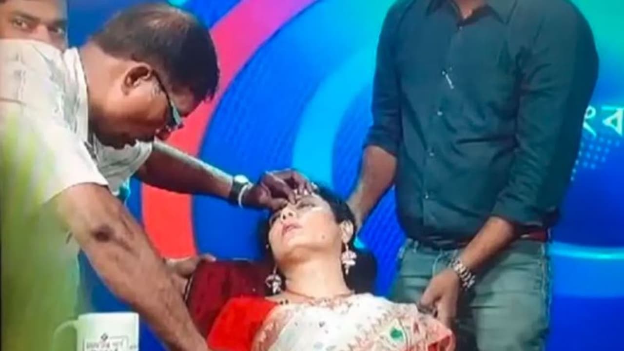 ಹವಾಮಾನ ವರದಿ ನೀಡುತ್ತಿರುವಾಗಲೇ ಕುಸಿದು ಬಿದ್ದ ದೂರದರ್ಶನದ ವಾರ್ತಾ ವಾಚಕಿ