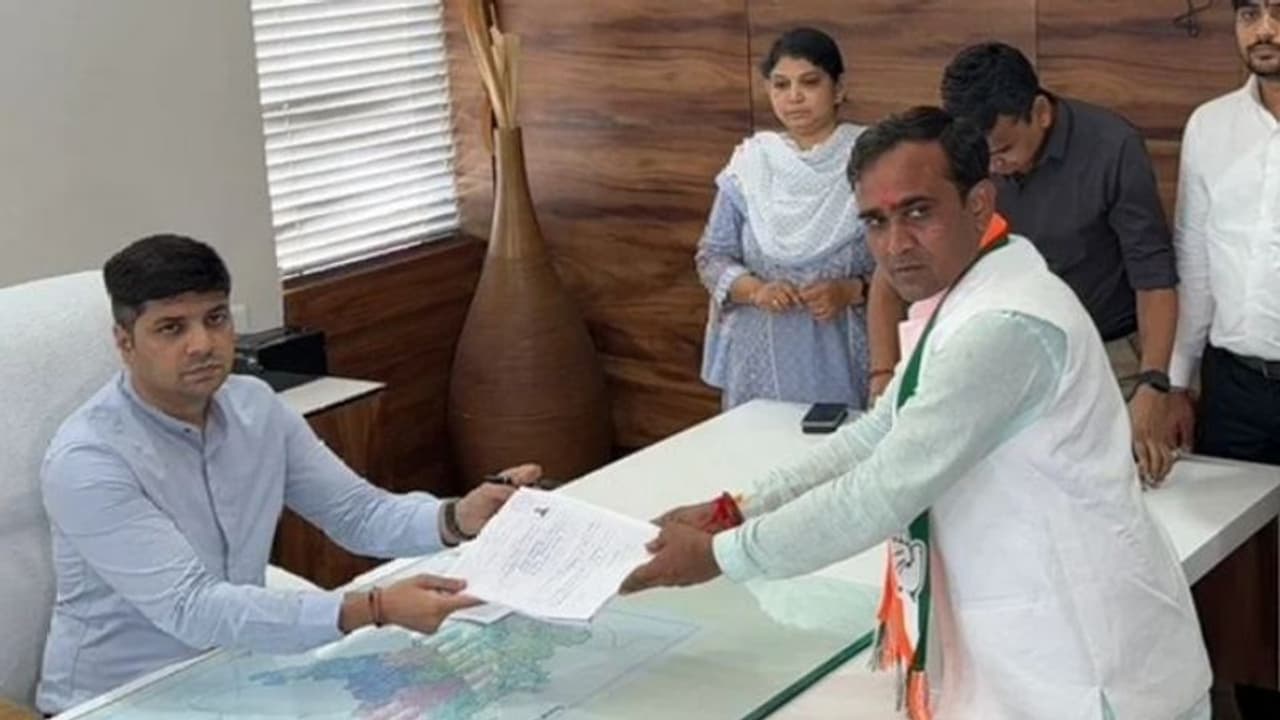 കോൺഗ്രസിന് തിരിച്ചടി,സൂറത്തിലെ സ്ഥാനാർത്ഥി നിലേഷ്കുംഭാണിയുടെ പത്രിക തള്ളി,കോടതിയെ സമീപിക്കുമെന്ന് കോണ്ഗ്രസ് കോൺഗ്രസിന് തിരിച്ചടി,സൂറത്തിലെ സ്ഥാനാർത്ഥി നിലേഷ്കുംഭാണിയുടെ പത്രിക തള്ളി,കോടതിയെ സമീപിക്കുമെന്ന് കോണ്ഗ്രസ്