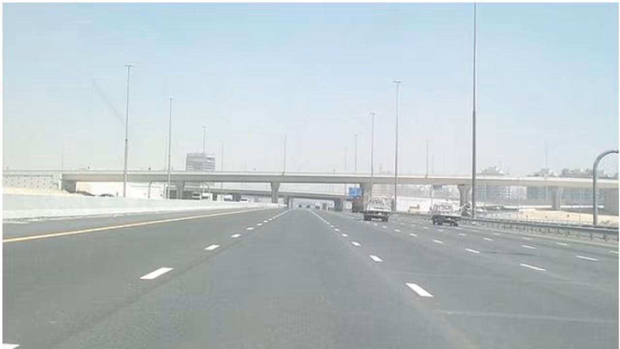 അബുദാബി ദുബൈ റൂട്ടില് രണ്ട് പ്രധാന റോഡുകള് താല്ക്കാലികമായി അടച്ചു അബുദാബി ദുബൈ റൂട്ടില് രണ്ട് പ്രധാന റോഡുകള് താല്ക്കാലികമായി അടച്ചു