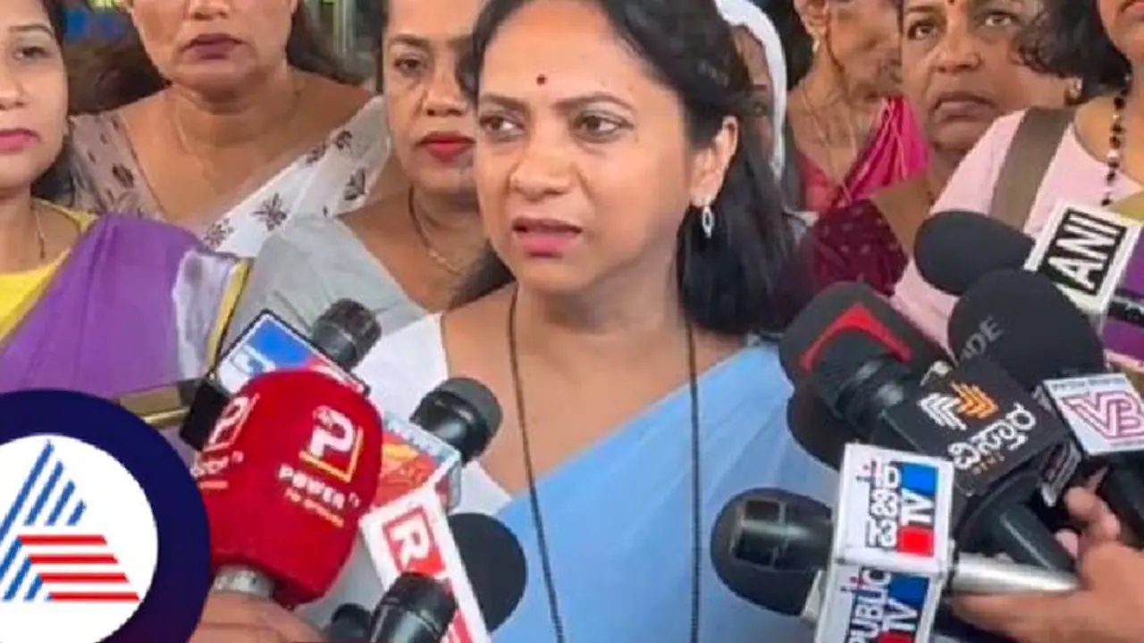 ಸಾವಿರಾರು ಹೆಣ್ಮಕ್ಕಳ ಮೇಲೆ ಪ್ರಜ್ವಲ್ ರೇವಣ್ಣ ದೌರ್ಜನ್ಯ: ರಾಜ್ಯ ಮಹಿಳಾ ಆಯೋಗ ಸಾವಿರಾರು ಹೆಣ್ಮಕ್ಕಳ ಮೇಲೆ ಪ್ರಜ್ವಲ್ ರೇವಣ್ಣ ದೌರ್ಜನ್ಯ: ರಾಜ್ಯ ಮಹಿಳಾ ಆಯೋಗ