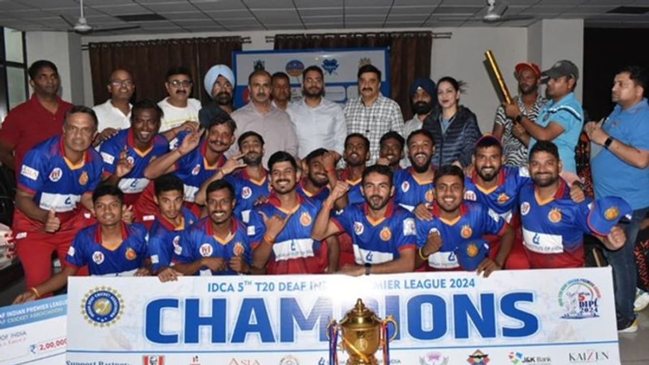 ಆರ್ಸಿಬಿ ಸೋಲಿಗೆ ಚಿಂತೆ ಬೇಡ, ಡೆಫ್ ಐಪಿಎಲ್ನಲ್ಲಿ ಕಪ್ ಗೆದ್ದ ಬೆಂಗಳೂರು ತಂಡ! ಆರ್ಸಿಬಿ ಸೋಲಿಗೆ ಚಿಂತೆ ಬೇಡ, ಡೆಫ್ ಐಪಿಎಲ್ನಲ್ಲಿ ಕಪ್ ಗೆದ್ದ ಬೆಂಗಳೂರು ತಂಡ!