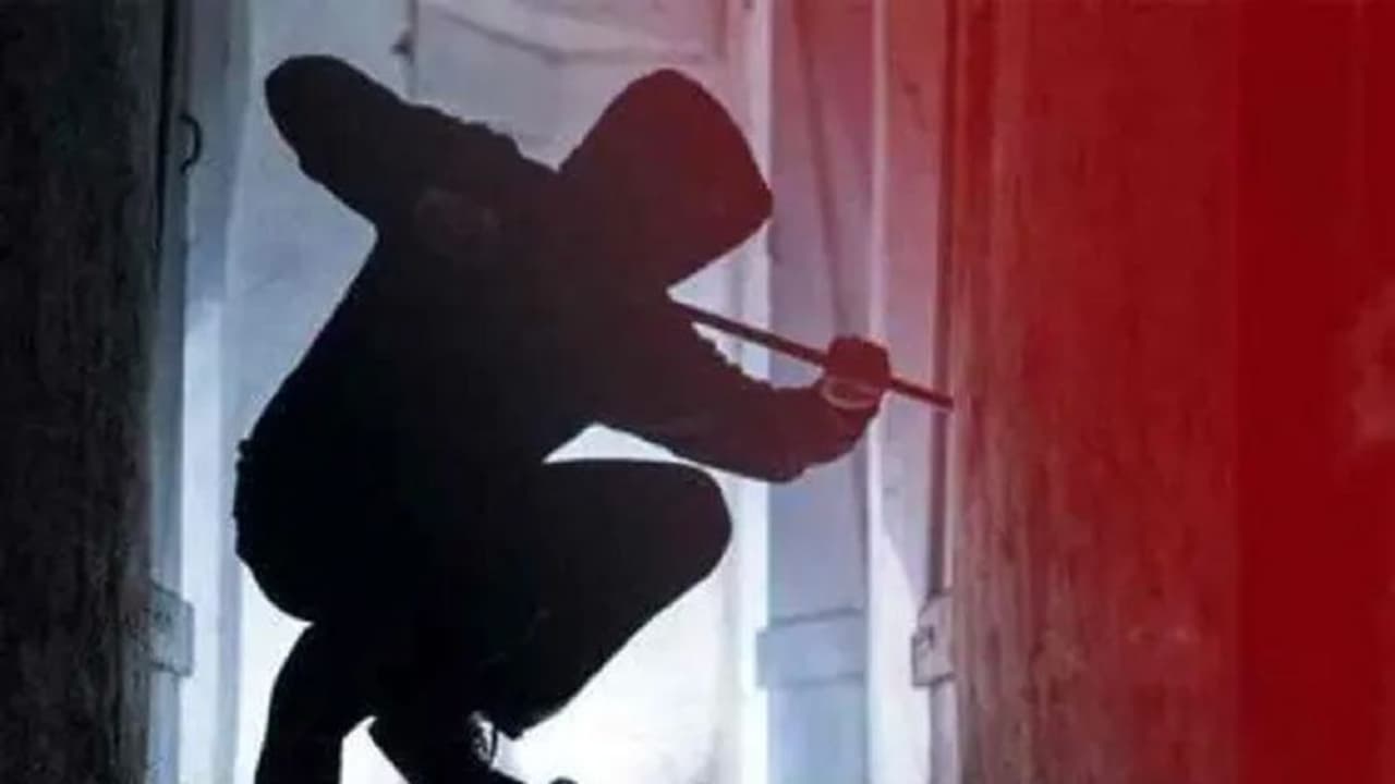 ಮಾಜಿ ಮೇಯರ್ ಮನೆಯಲ್ಲಿ ಕೆಜಿಗೂ ಹೆಚ್ಚು ಚಿನ್ನಾಭರಣ, ನಗದು ದೋಚಿ ಸೆಕ್ಯೂರಿಟಿ ಗಾರ್ಡ್ ಎಸ್ಕೇಪ್ ಮಾಜಿ ಮೇಯರ್ ಮನೆಯಲ್ಲಿ ಕೆಜಿಗೂ ಹೆಚ್ಚು ಚಿನ್ನಾಭರಣ, ನಗದು ದೋಚಿ ಸೆಕ್ಯೂರಿಟಿ ಗಾರ್ಡ್ ಎಸ್ಕೇಪ್