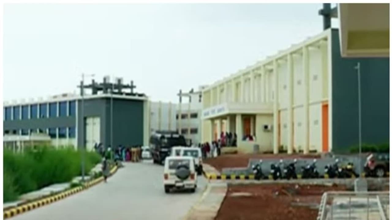 വനിത ഉദ്യോഗസ്ഥയെ ഭീഷണിപ്പെടുത്തി; പെരിയ കേന്ദ്ര സർവകലാശാല വൈസ് ചാൻസിലർ ഇൻ ചാർജിനെതിരെ പരാതി വനിത ഉദ്യോഗസ്ഥയെ ഭീഷണിപ്പെടുത്തി; പെരിയ കേന്ദ്ര സർവകലാശാല വൈസ് ചാൻസിലർ ഇൻ ചാർജിനെതിരെ പരാതി