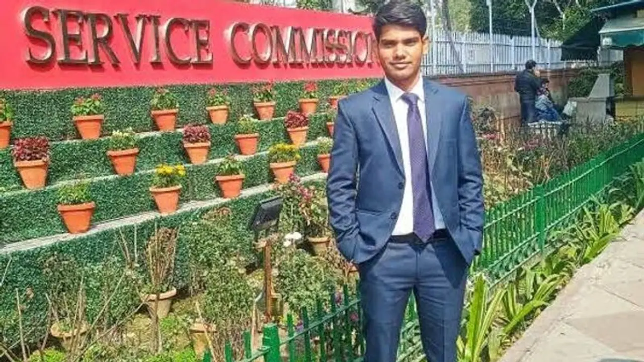 अनपढ़ मां-बाप का बेटा बना UPSC Cracker-सरकारी स्कूल से पढ़े इस युवा की पढ़ें  Struggle Story