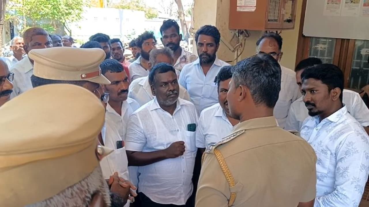 வாக்களிக்க விடாமல் தடுத்த 10 பேர்; காவல் துறையினர் அதிரடி காவல் நிலையத்தில் குவிந்த எக்னாபுரம் மக்களால் பரபரப்