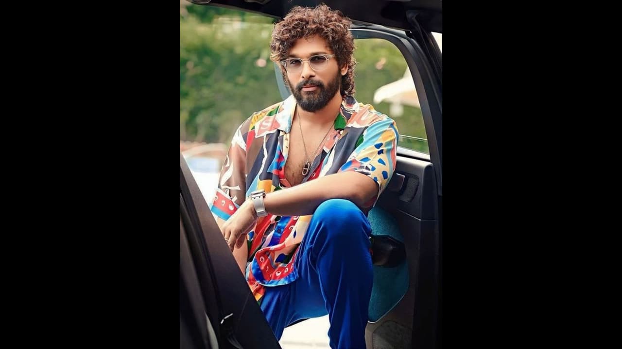 అల్లు అర్జున్ కెరీర్లోనే ఫస్ట్ టైమ్.. డ్యూయెల్ రోల్ చేస్తున్న ఐకాన్ స్టార్? అల్లు అర్జున్ కెరీర్లోనే ఫస్ట్ టైమ్.. డ్యూయెల్ రోల్ చేస్తున్న ఐకాన్ స్టార్?