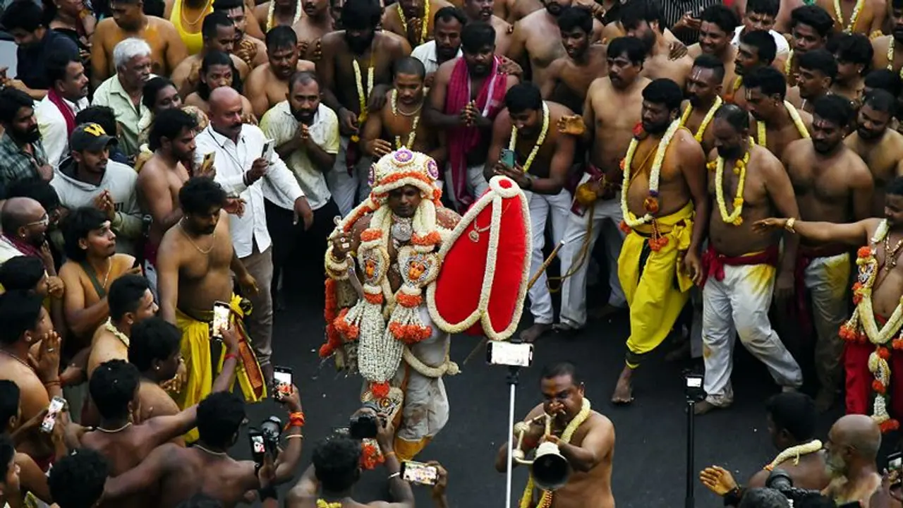 ವಿಶ್ವವಿಖ್ಯಾತ ಬೆಂಗಳೂರು ಕರಗ ಮಹೋತ್ಸವ ಏ.4ರಿಂದ ಆರಂಭ; 'ಕರಗ ಶಕ್ತ್ಯೋತ್ಸವ' ವಿವರ ಬಿಚ್ಚಿಟ್ಟ ಬಿಬಿಎಂಪಿ! ವಿಶ್ವವಿಖ್ಯಾತ ಬೆಂಗಳೂರು ಕರಗ ಮಹೋತ್ಸವ ಏ.4ರಿಂದ ಆರಂಭ; 'ಕರಗ ಶಕ್ತ್ಯೋತ್ಸವ' ವಿವರ ಬಿಚ್ಚಿಟ್ಟ ಬಿಬಿಎಂಪಿ!