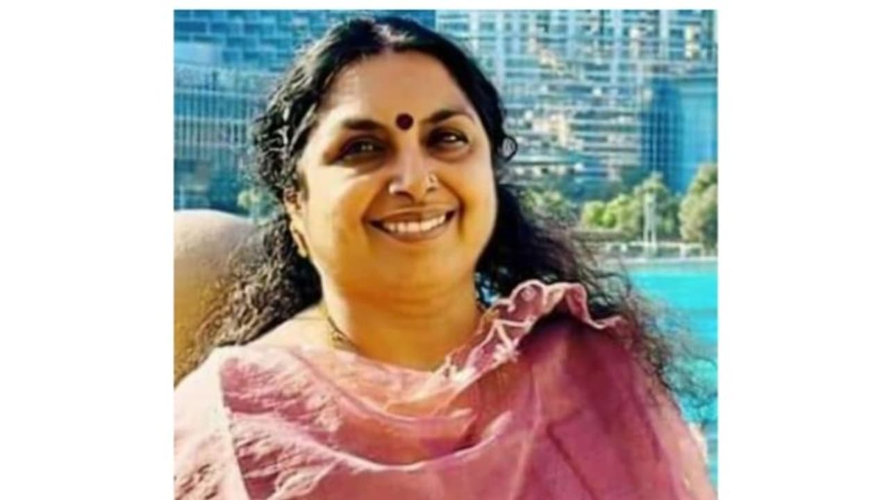 വോട്ടർമാർക്ക് തെരഞ്ഞെടുപ്പ് സ്ലിപ്പ് വിതരണം ചെയ്യുന്നതിനിടെ കാറിടിച്ച് പരിക്കേറ്റ ബിഎൽഒ മരിച്ചു വോട്ടർമാർക്ക് തെരഞ്ഞെടുപ്പ് സ്ലിപ്പ് വിതരണം ചെയ്യുന്നതിനിടെ കാറിടിച്ച് പരിക്കേറ്റ ബിഎൽഒ മരിച്ചു