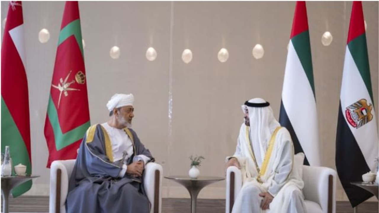 ഔദ്യോഗിക സന്ദര്‍ശനത്തിന് യുഎഇയിലെത്തി ഒമാന്‍ സുൽത്താൻ; സ്വീകരിച്ച് ശൈഖ് മുഹമ്മദ്