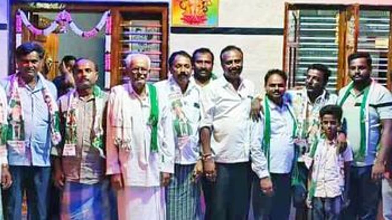 ಮಂಡ್ಯ: ಕಾಂಗ್ರೆಸ್ನ ಹಲವರು ಜೆಡಿಎಸ್ ಪಕ್ಷಕ್ಕೆ ಸೇರ್ಪಡೆ ಮಂಡ್ಯ: ಕಾಂಗ್ರೆಸ್ನ ಹಲವರು ಜೆಡಿಎಸ್ ಪಕ್ಷಕ್ಕೆ ಸೇರ್ಪಡೆ