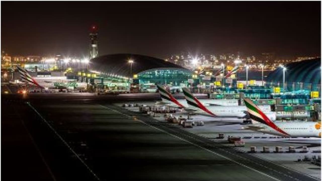 യുഎഇയിലെ കാലാവസ്ഥാ മുന്നറിയിപ്പ്; വിമാന യാത്രക്കാർക്ക് പ്രത്യേക നിർദേശവുമായി എയർലൈനുകളും വിമാനത്താവള അധികൃതരും യുഎഇയിലെ കാലാവസ്ഥാ മുന്നറിയിപ്പ്; വിമാന യാത്രക്കാർക്ക് പ്രത്യേക നിർദേശവുമായി എയർലൈനുകളും വിമാനത്താവള അധികൃതരും