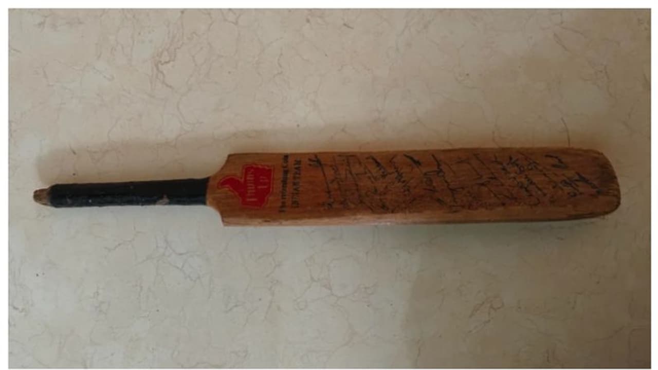 അച്ഛന്‍റെ ശേഖരത്തിൽ 1983 ലോകകപ്പ് നേടിയ ഇന്ത്യൻ ടീം ഒപ്പിട്ട ക്രിക്കറ്റ് ബാറ്റ്; കണ്ണുതള്ളിയെന്ന് മകൻ