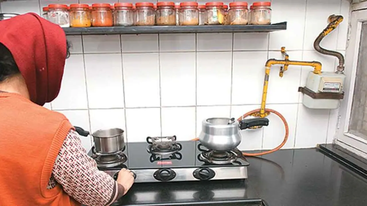 ಪಿಎಂ ಉಜ್ವಲ ಯೋಜನೆಯಡಿ ಪ್ರತಿ ಮನೆಗೆ ಪೈಪ್ ಮುಖಾಂತರ ಅಡುಗೆ ಅನಿಲ; 2030ರೊಳಗೆ 125 ಕೋಟಿ ಸಂಪರ್ಕದ ಗುರಿ ಪಿಎಂ ಉಜ್ವಲ ಯೋಜನೆಯಡಿ ಪ್ರತಿ ಮನೆಗೆ ಪೈಪ್ ಮುಖಾಂತರ ಅಡುಗೆ ಅನಿಲ; 2030ರೊಳಗೆ 125 ಕೋಟಿ ಸಂಪರ್ಕದ ಗುರಿ