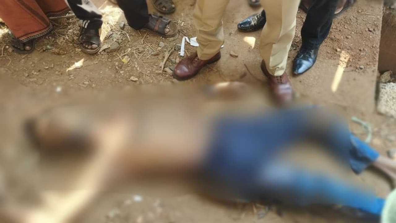 ചങ്ങരംകുളത്ത് സംസ്ഥാന പാതയോരത്ത് സ്വകാര്യ ബസ് ഡ്രൈവറുടെ മൃതദേഹം കണ്ടെത്തി, ആശുപത്രിയിലേക്ക് മാറ്റി: അന്വേഷണം ചങ്ങരംകുളത്ത് സംസ്ഥാന പാതയോരത്ത് സ്വകാര്യ ബസ് ഡ്രൈവറുടെ മൃതദേഹം കണ്ടെത്തി, ആശുപത്രിയിലേക്ക് മാറ്റി: അന്വേഷണം